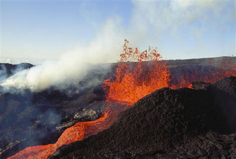 what are hot spot volcanoes